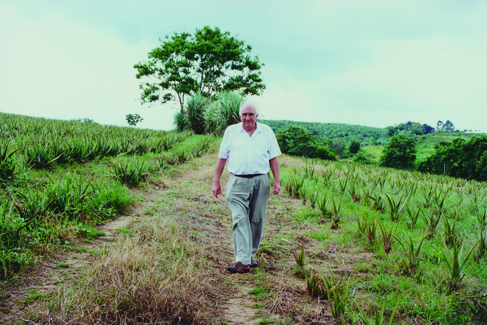 Firmengründer Dr. Horst Spiller auf seiner Aloe-vera-Plantage in Brasilien....
